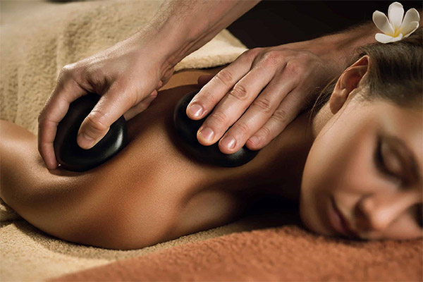 Massage body có thể có hoặc không kết hợp với dụng cụ như túi thảo dược, đá nóng… (Nguồn ảnh: Internet)