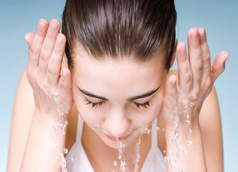 Sử dụng nước ấm để rửa mặt lại.